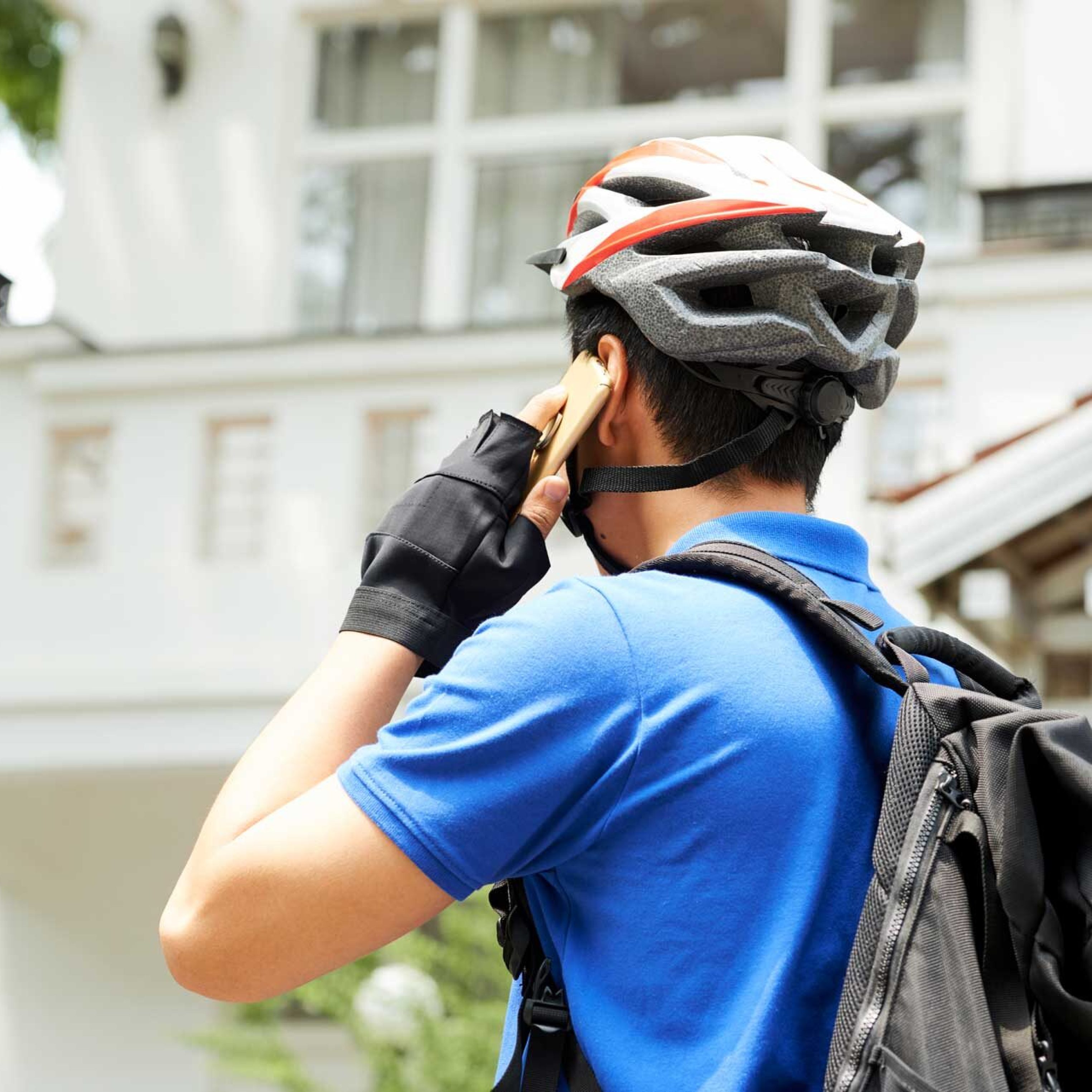 delivery-man-calling-custome-reverse-N357YNV-e1590688747739.jpg
